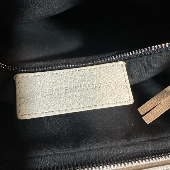 🚨3 DAY SALE 25% OFF‼️ 
Balenciaga Large leather Shopping Bag! 2019 runway piece. - Picture 7 of 13